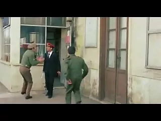 یک مسافر گروهسکسی تلگرام فروتن ، مردی را که در ماشین است ، تسلیم می کند