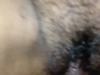 زیبایی روسی کاملاً برهنه گروه سکصی در آپارتمانش قدم می زند
