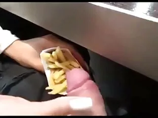 به دختر اجازه داده شد تا حلقه گروه تلگرام سکس چت های خود را پیچیده و داخل واژن کند