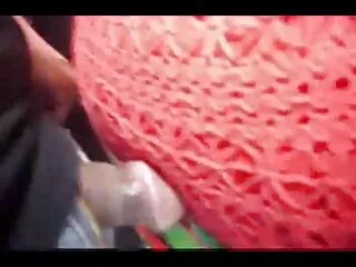 یک منحرف در حال سرگرم کردن لینک کانال و گروه سکسی با یک مرد روی صندلی زنان است