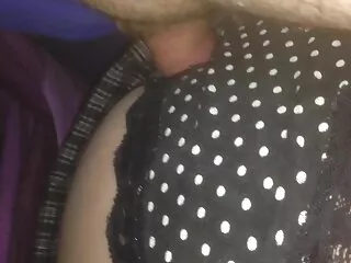 فاک خجالتی جوان در راست روده روی زمین و نادیده گرفتن صدای بلند ناله لینک تلگرام گروه سکسی های او را نادیده می گیرد