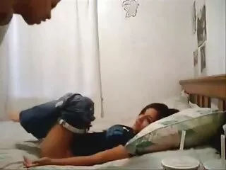 Mulatto لاغر شلاق گروه سک30 تلگرام زد و کیر را در کس او گرفت