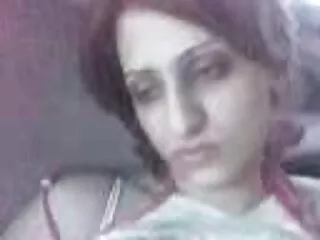 یک هیپی روسی که روی بدنی از کوکت های جوان لینک کانال سکسی در تل کار می کند