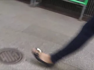 شخص یک لینک یاب گروه سکسی فاحش نازک بر روی هود اتومبیل زد