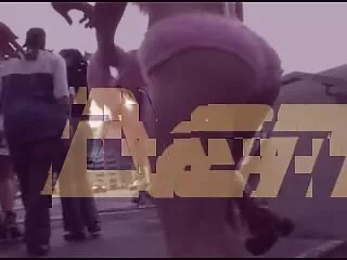 دختر گروه سکس کده از نزدیک کلاه طاس را نشان می دهد